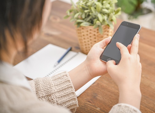 スマホで問い合わせをする女性